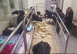 Imagen de archivo de Voluntarios de Cáritas atendiendo a temporeros en un cajero