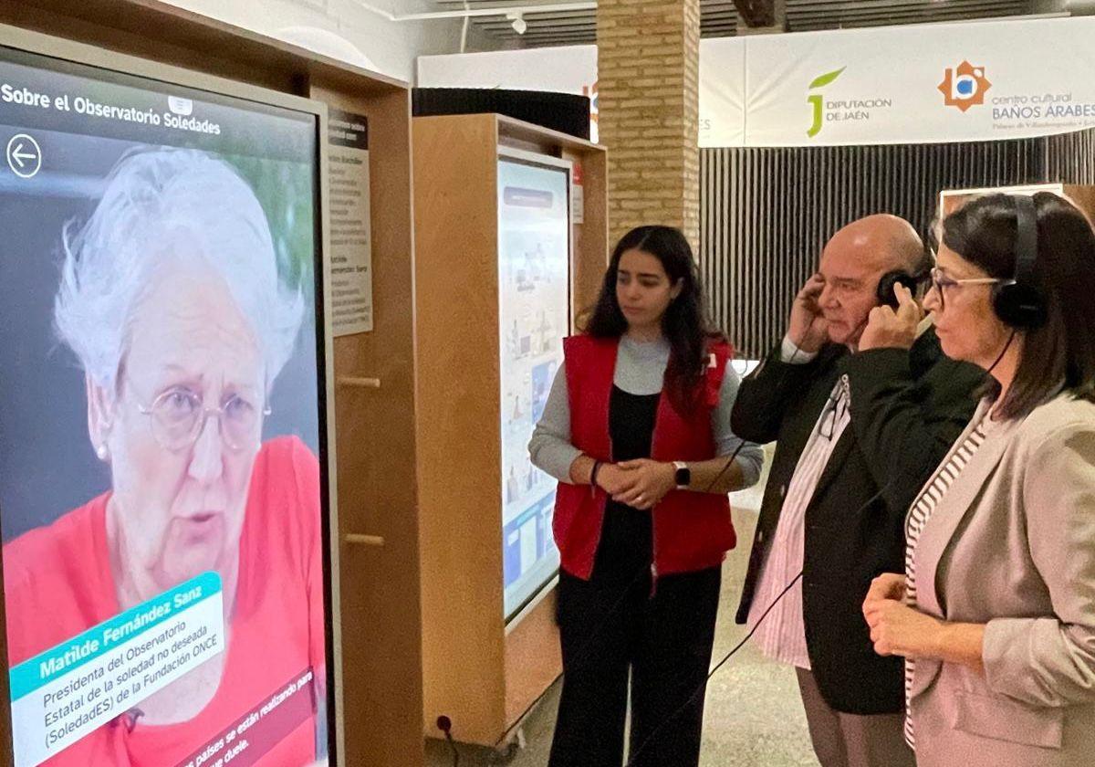 La diputada de Cultura, África Colomo, y el presidente de Cruz Roja Jaén, Jerónimo Vera, visitan la muestra.