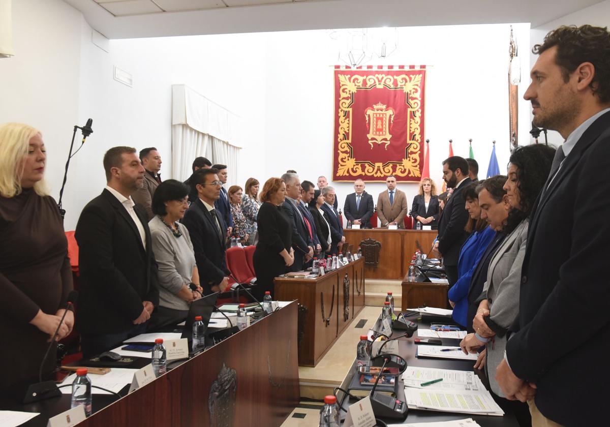 La corporación provincial ha guardado un minuto de silencio en recuerdo a todas las víctimas al inicio del pleno, que se ha celebrado en la ciudad de Baza-