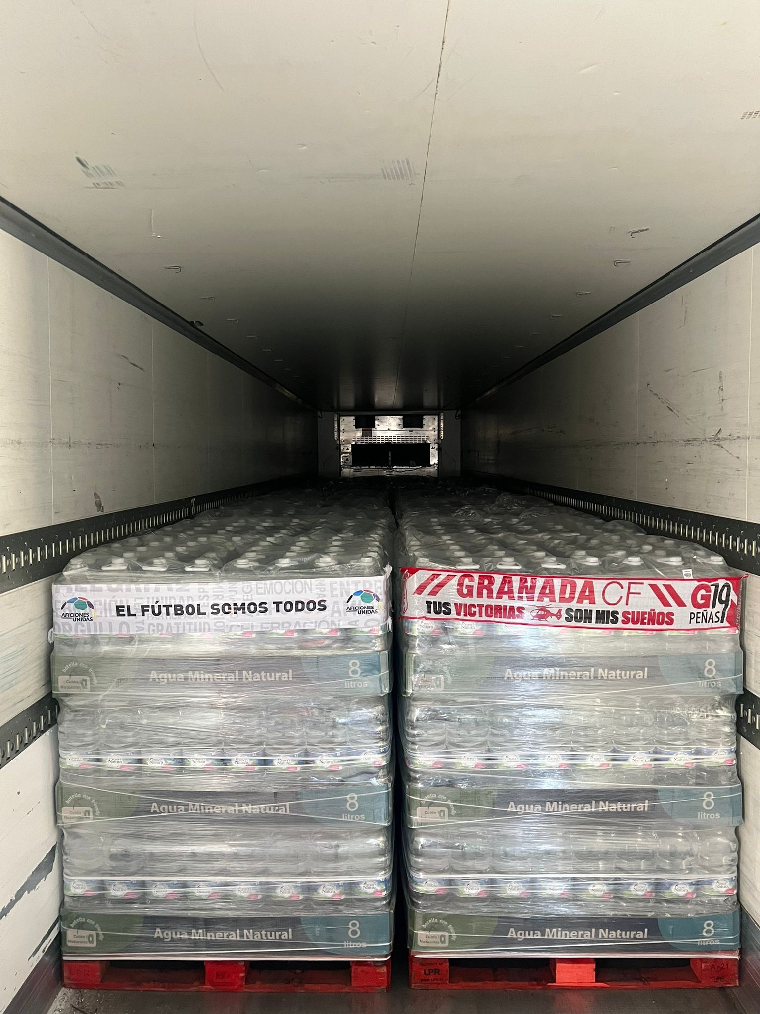 24 palés de agua mineral rumbo a Valencia por cortesía de las peñas del Granada.