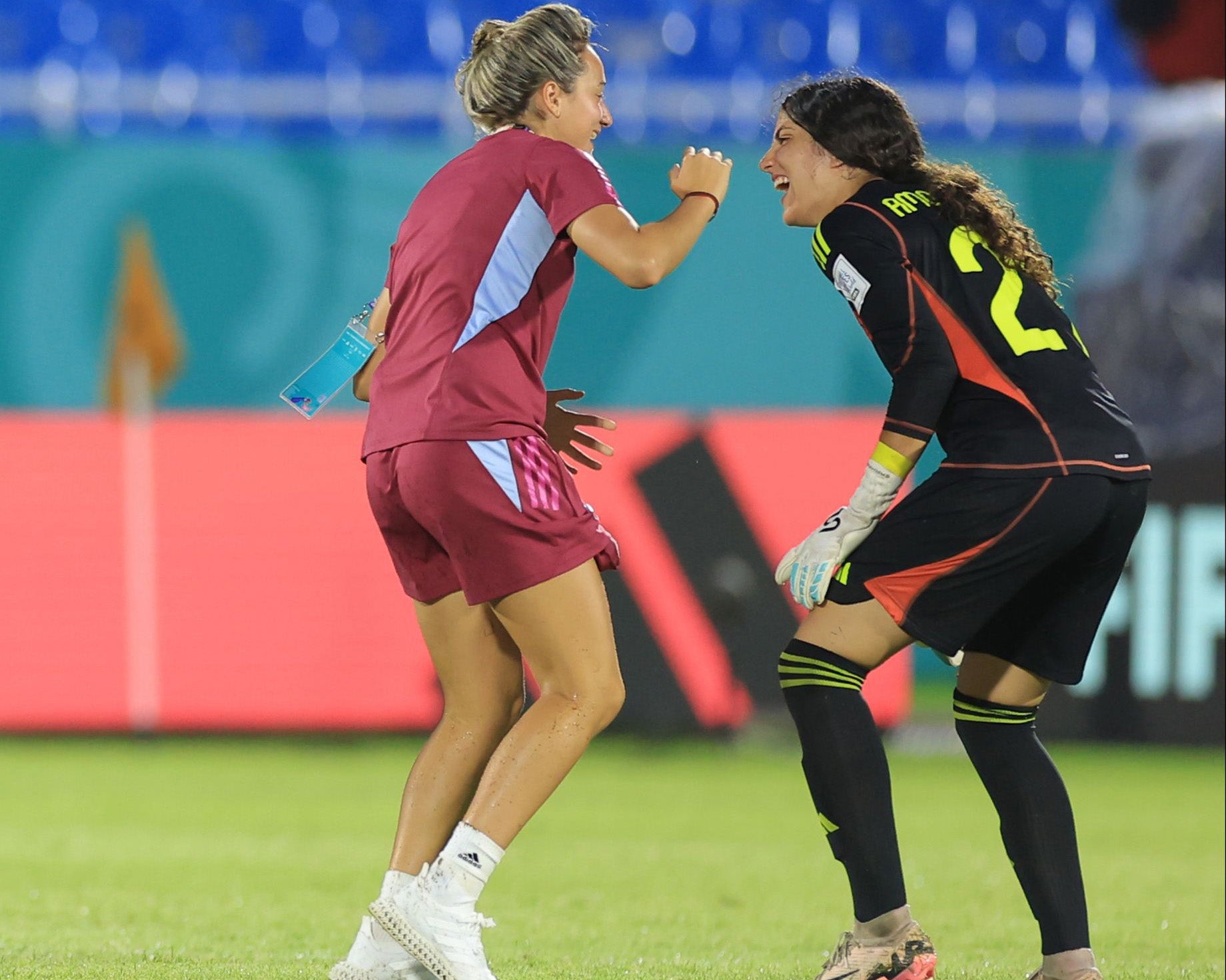 Amor Leigh, de negro, celebra una victoria con la selección española.