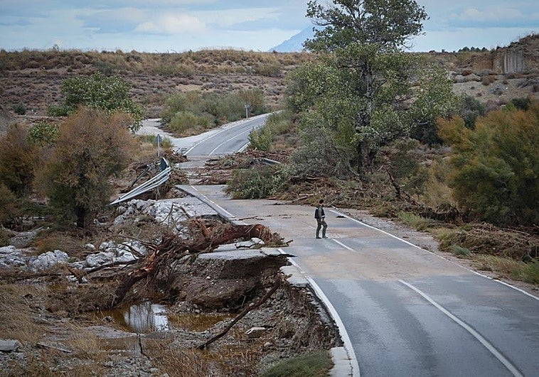 Una carretera de Baza afectada por la riada.