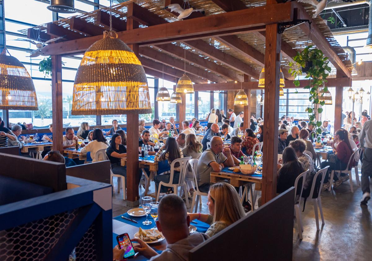 El salón interior del restaurante, con capacidad para cientos de comensales.