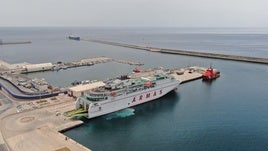 Fotografía de archivo del ferry 'Volcán de Timanfaya' atracado en el Puerto de Motril.