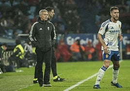 Fran Escribá observa a sus futbolistas en La Romareda.