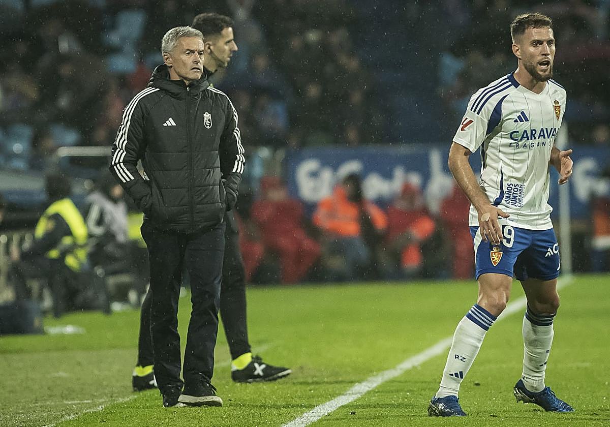 Fran Escribá observa a sus futbolistas en La Romareda.