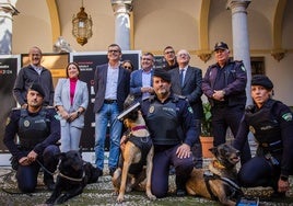 La Unidad Canina de la Policía Local, con organizadores del Granada Noir, en el ayuntamiento.