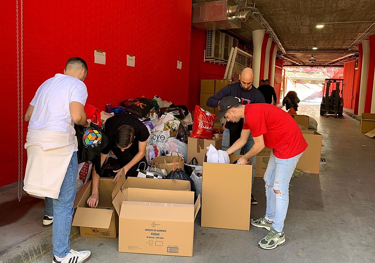 Recogida solidaria con miembros de la nueva grada de animación este lunes en Los Cármenes.