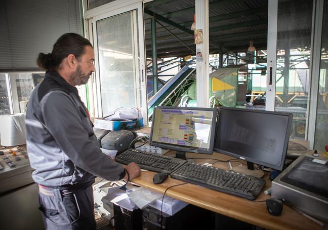 Francisco Javier, en la torre de control de Iznaoliva.