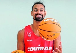 El rojinegro Gian Clavell eleva los balones de competición mientras sonríe a la cámara.