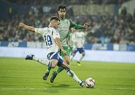 Manu Trigueros acude a taponar un disparo de Calero en La Romareda.