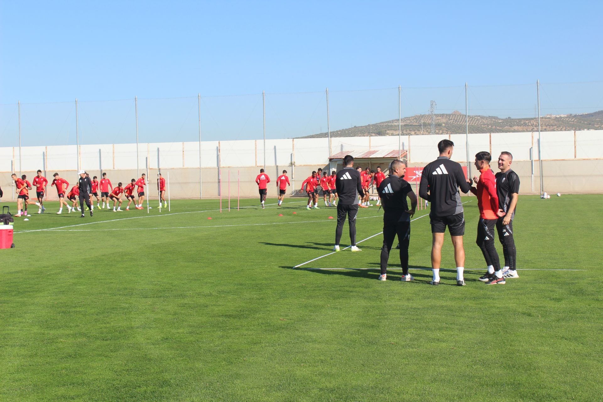 Carlos Neva saluda con cariño a integrantes del cuerpo técnico y utilleros.