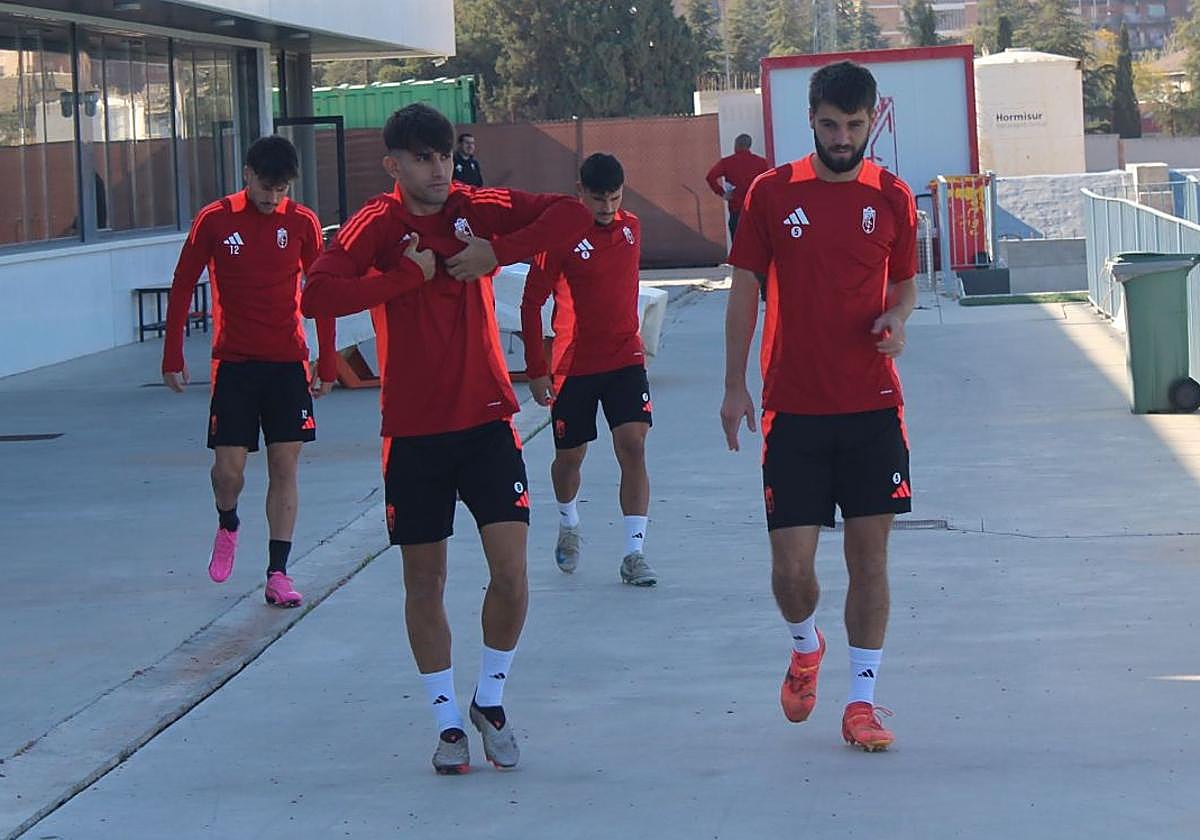 Juanma se pone la sudadera al salir al entrenamiento del primer equipo, con Lucas Pérez a la derecha.