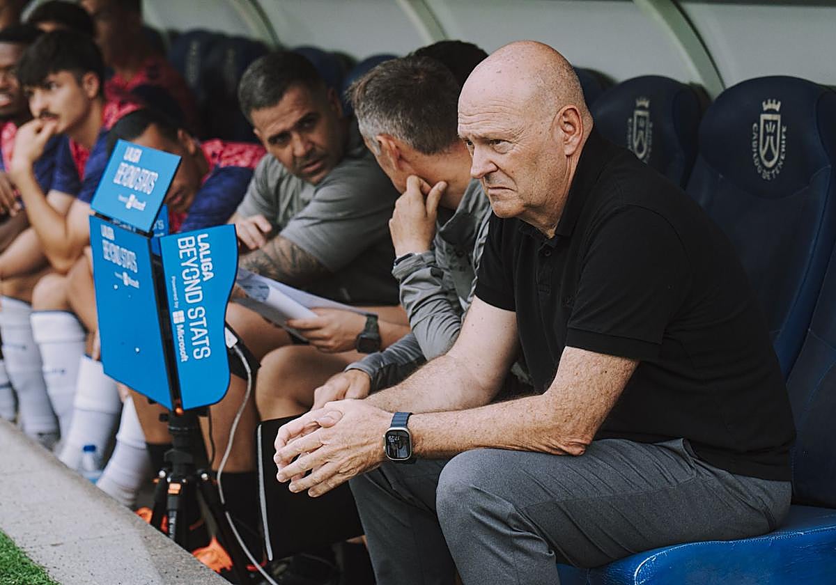 El entrenador del Tenerife, Pepe Mel, en el banquillo de su equipo antes de un partido.