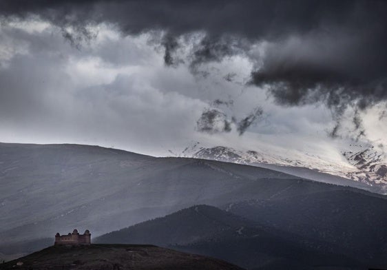 El Castillo de la Calahorra, el gran emblema de la mancomunidad del Marquesado del Zenete, en un día de tormenta.