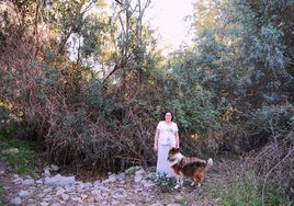 María del Mar Vílchez, secretaria de la Comunidad de Regantes de la Fuente del Chorrillo de la Vegueta, en el cauce del Río Chico