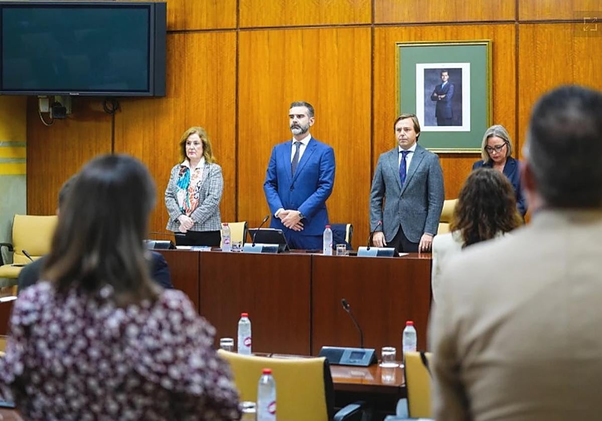 El consejero y los miembros de la comisión parlamentaria de Agricultura guardan un minuto silencio al inicio de la sesión.