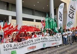 Sindicatos se manifiestan en Torrecárdenas por los recortes del SAS al personal en Almería