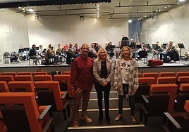 María Espejo entre Antonio 'El Tabanco y Juani Martínez de la Hoz.