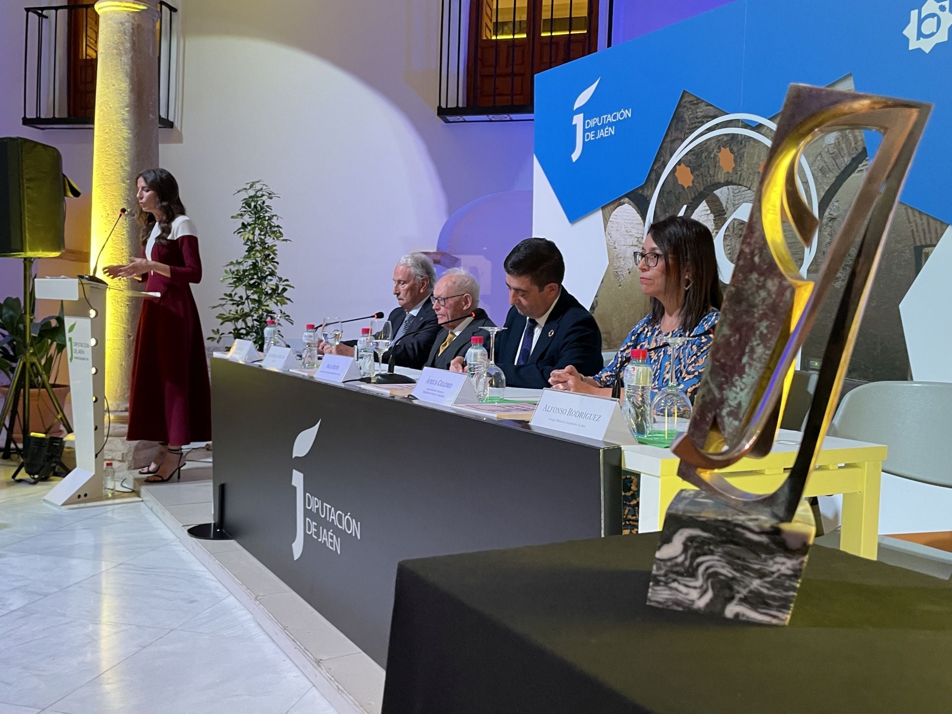 La escultura es obra de Antonio Blanca. En la mesa, Luis Cueto, Luis Berges, Paco Reyes y África Colomo.