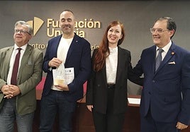 Larrañaga recoge el galardón junto a los representantes de Cosentino, Fundación Unicaja y la AP-APAL.