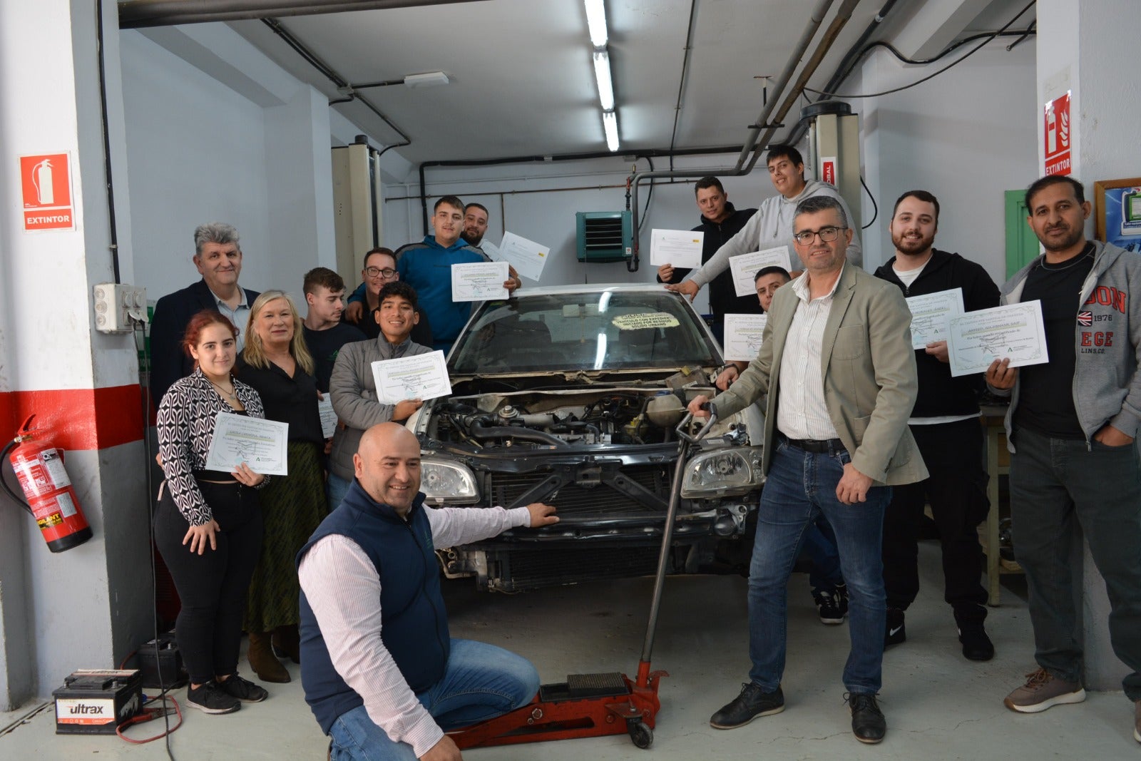 El delegado de Empleo con los alumnos de la última promoción de mecánicos.