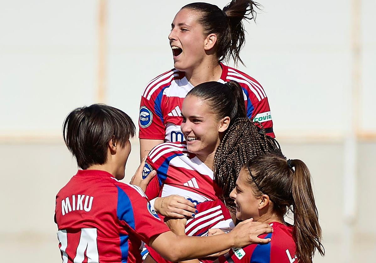 Las jugadoras celebran un gol.
