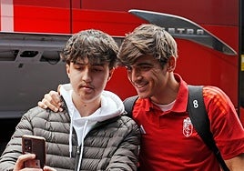 Gonzalo Villar se fotografía con un aficionado al llegar a Zaragoza.
