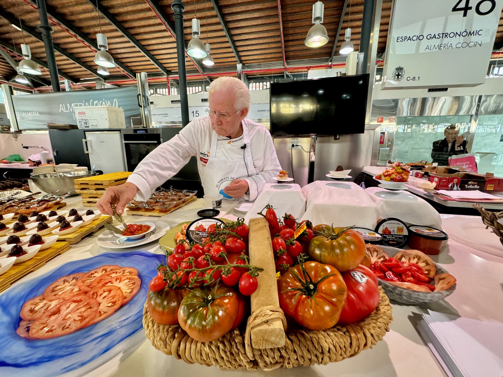 El tomate de Almería deslumbra en el Mercado Central