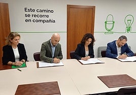 Firma del convenio entre la AECC y el Colegio de Fisioterapeutas de Andalucía.