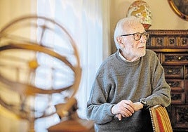 El geógrafo Eduardo Martínez de Pisón, en su casa.