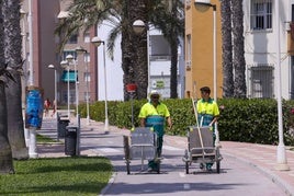 Operarios de la limpieza trabajando en Motril.