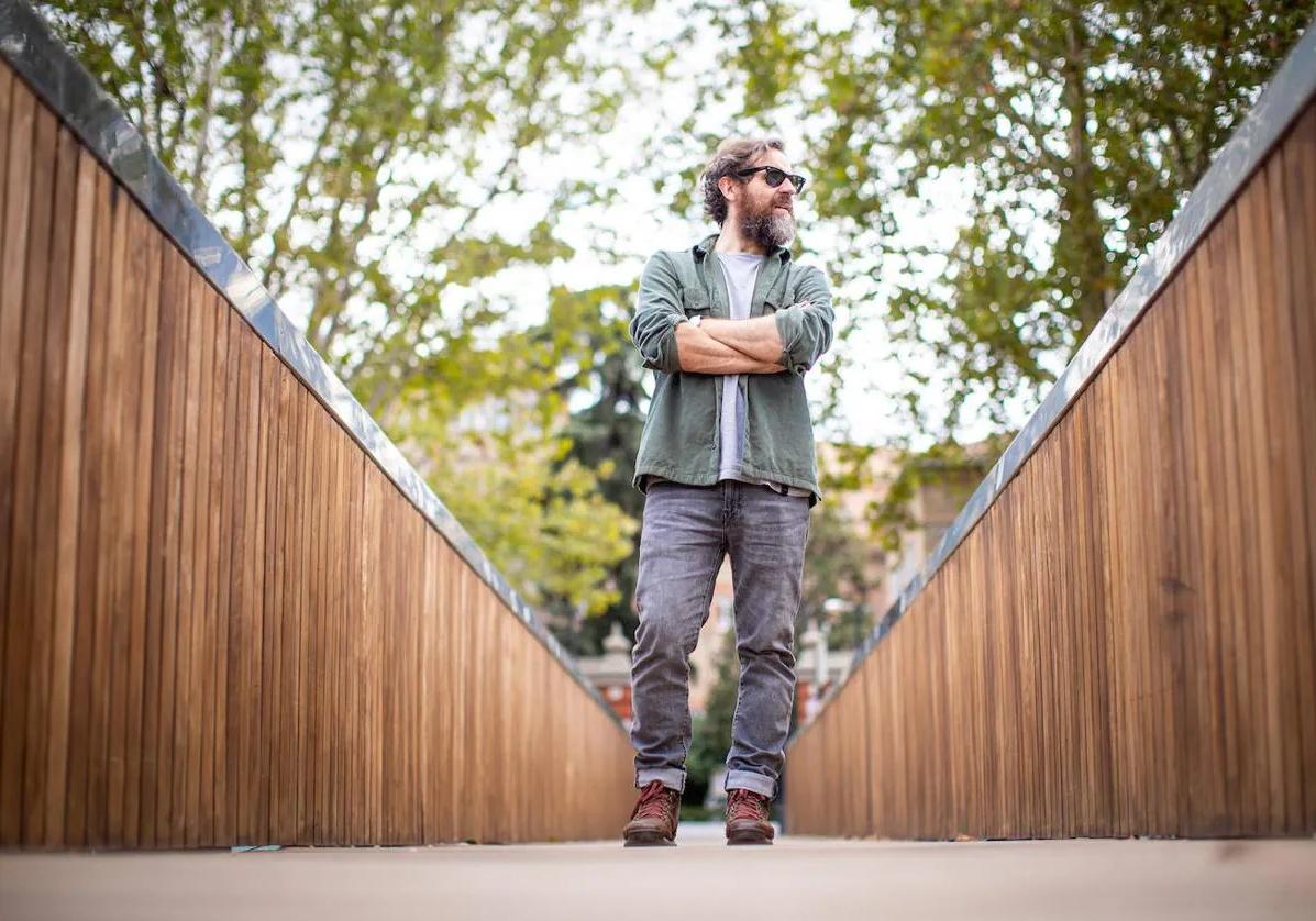 Fernando Navarro, sobre el Puente de las Brujas, junto al Paseo de la Bomba.