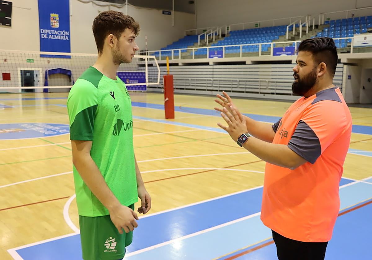 Pablo Ruiz y Jaime Motos conversan en la semana de reflexión y trabajo de mejora de los aspectos a corregir de Unicaja Costa de Almería Voleibol.