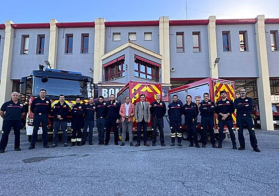 Agustín González y Antonio Losa junto a parque del equipo de bomberos.