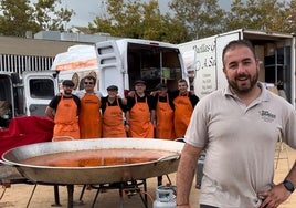 Antonio Sánchez y miembros de Superpaellas.