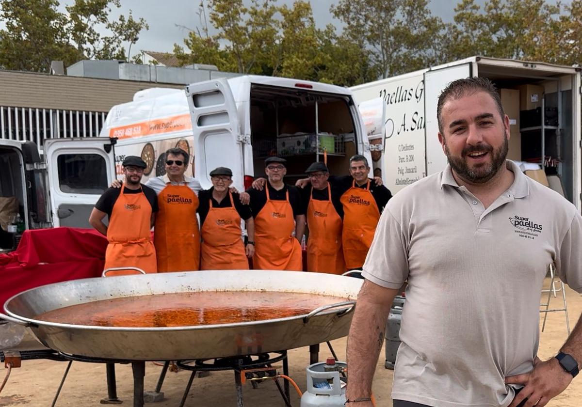 Antonio Sánchez y miembros de Superpaellas.