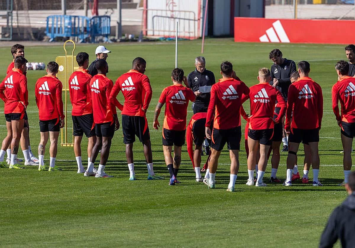 Escribá, durante una charla con los jugadores.