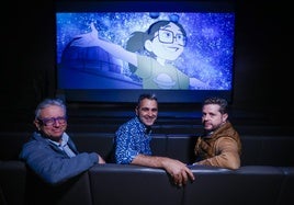 Luis Alcalá, Manuel Sicilia y José Aguilar, con una imagen de 'Estela' en la pantalla del auditorio del Parque de las Ciencias.