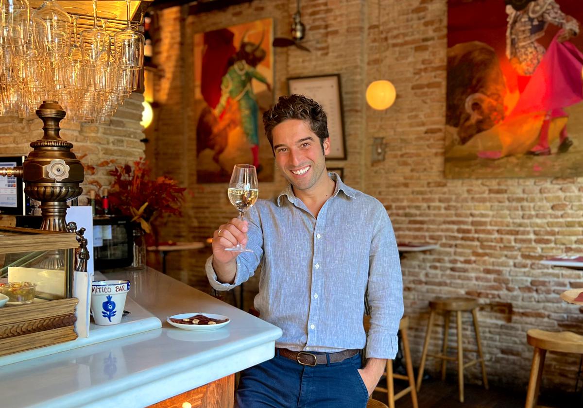 Borja Olmedo junto a la barra de Mítico Bar, uno de sus negocios en la ciudad.