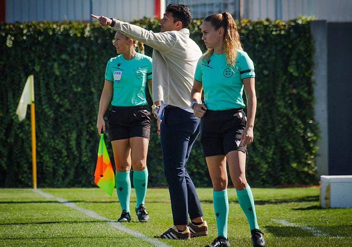 El entrenador del Granada femenino, Arturo Ruiz, dirige a sus futbolistas.