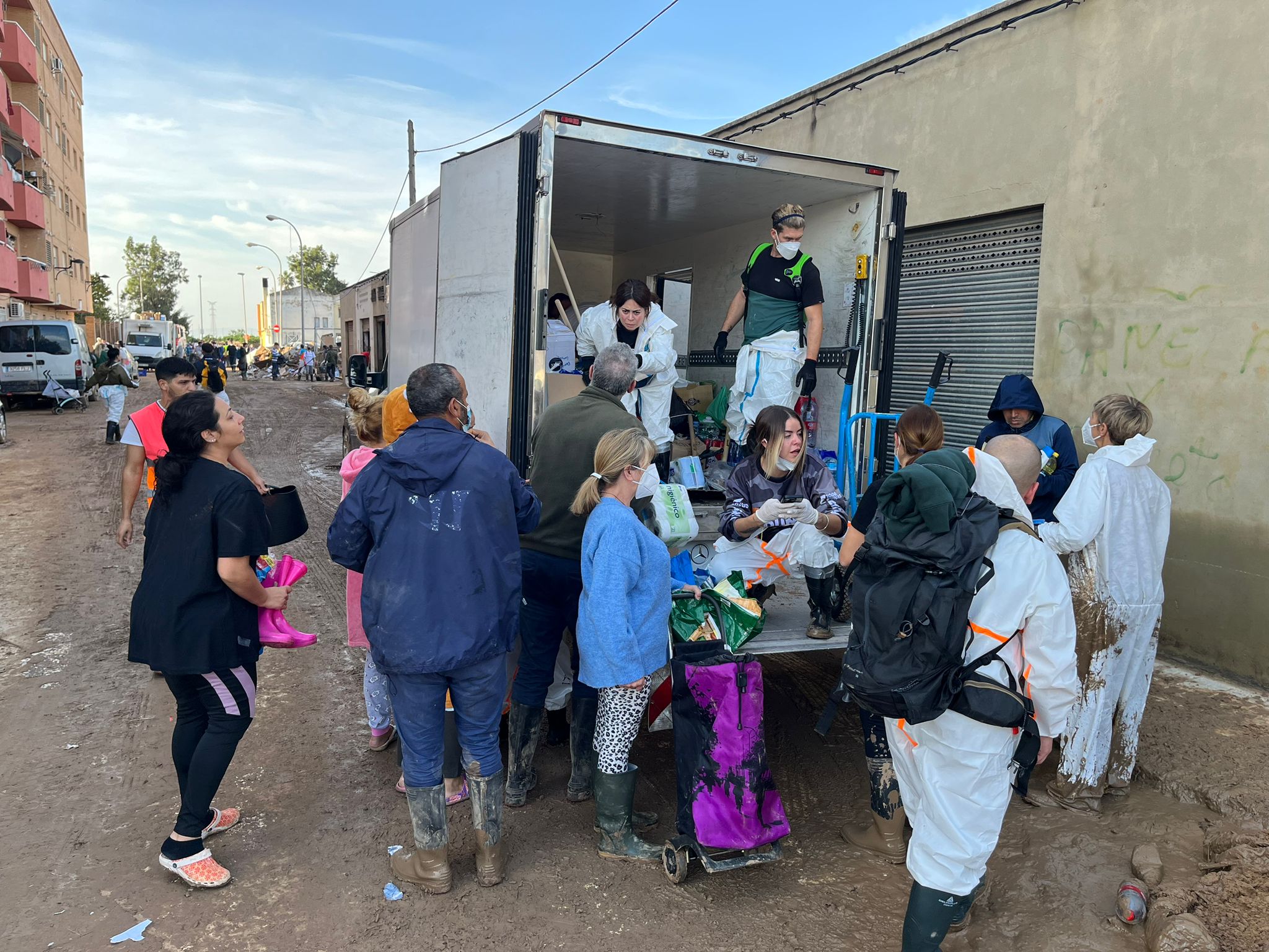 Un recorrido por Algemesí en plena labor de los voluntarios granadinos