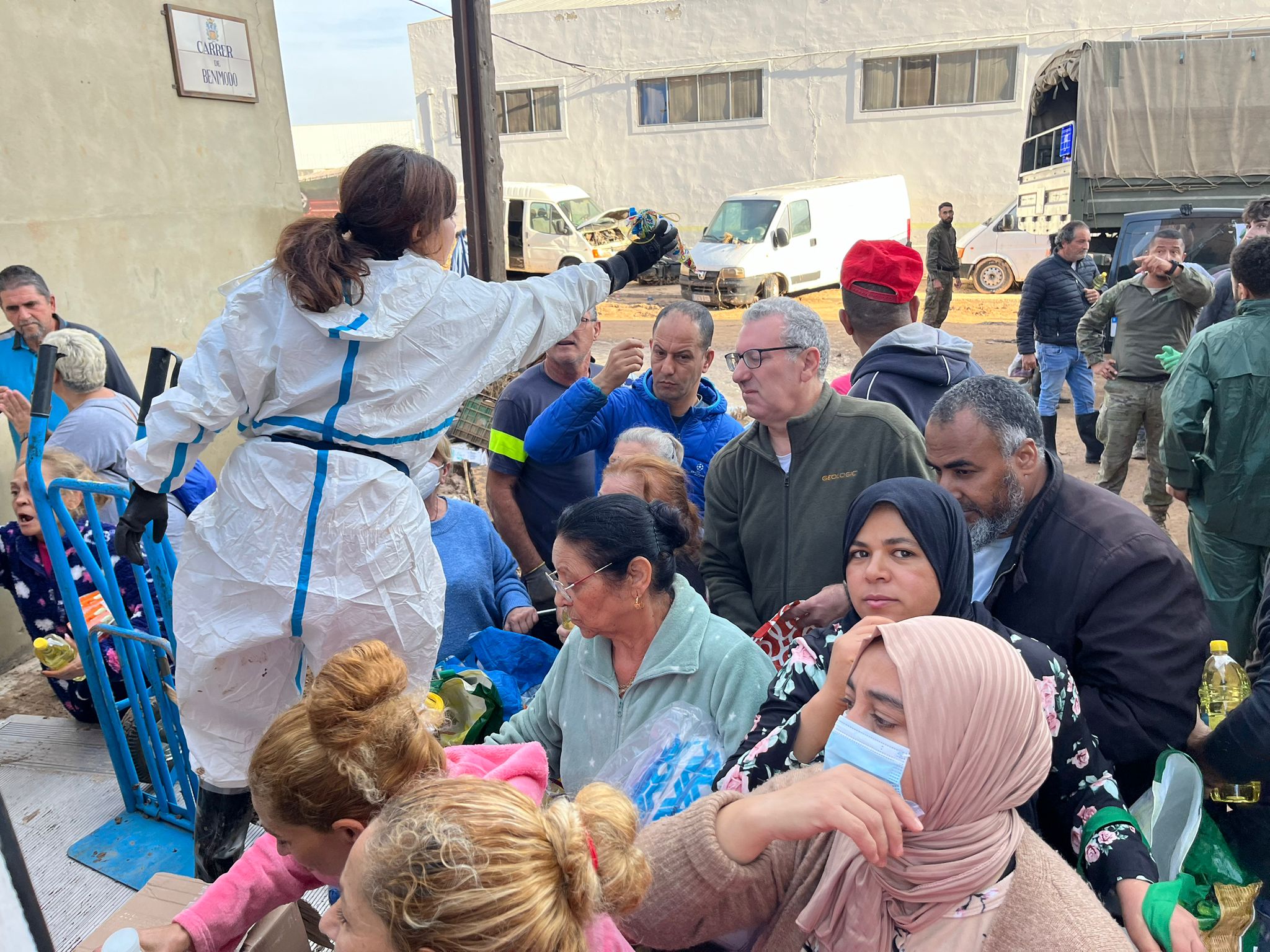 Un recorrido por Algemesí en plena labor de los voluntarios granadinos