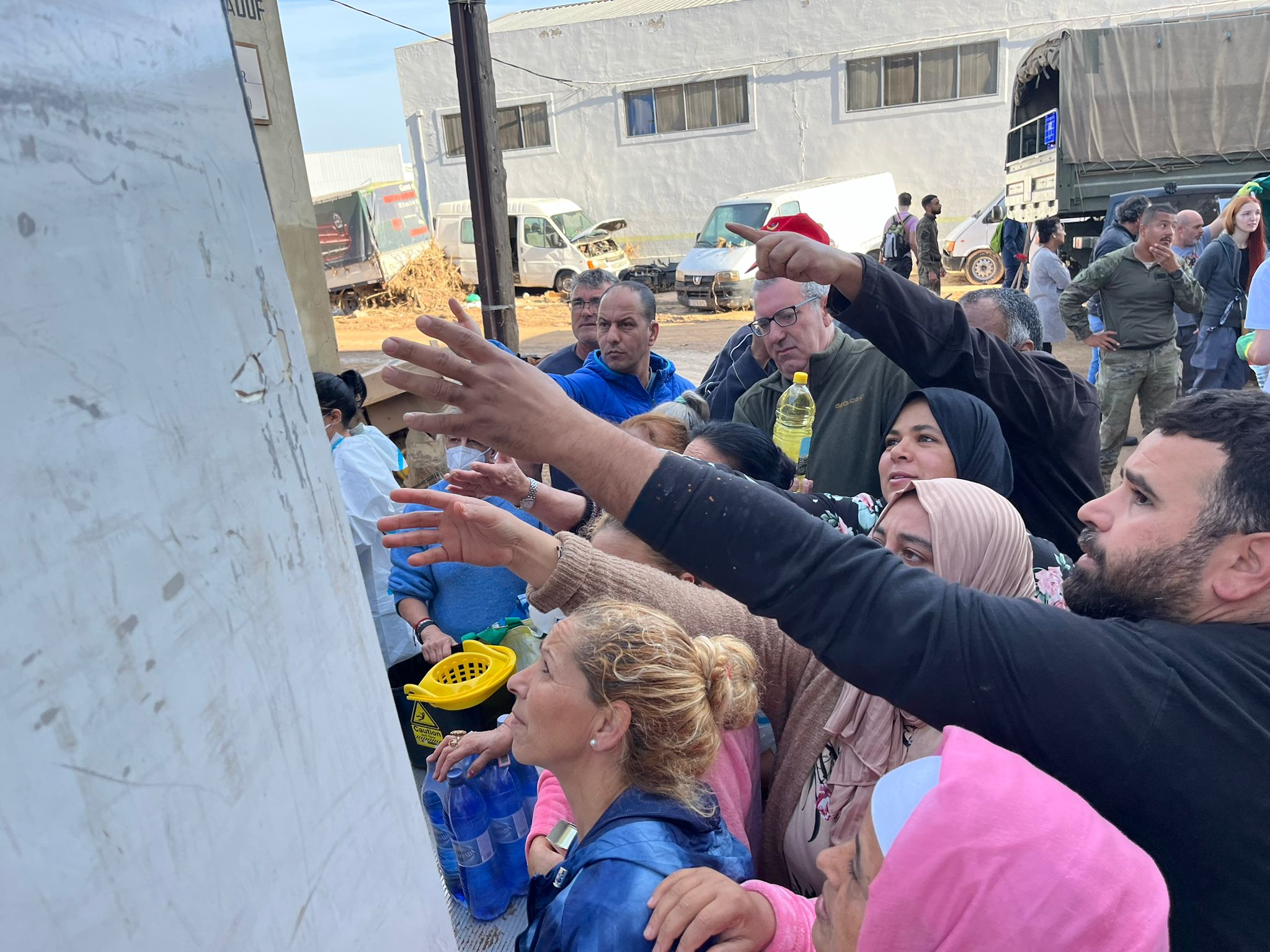 Un recorrido por Algemesí en plena labor de los voluntarios granadinos