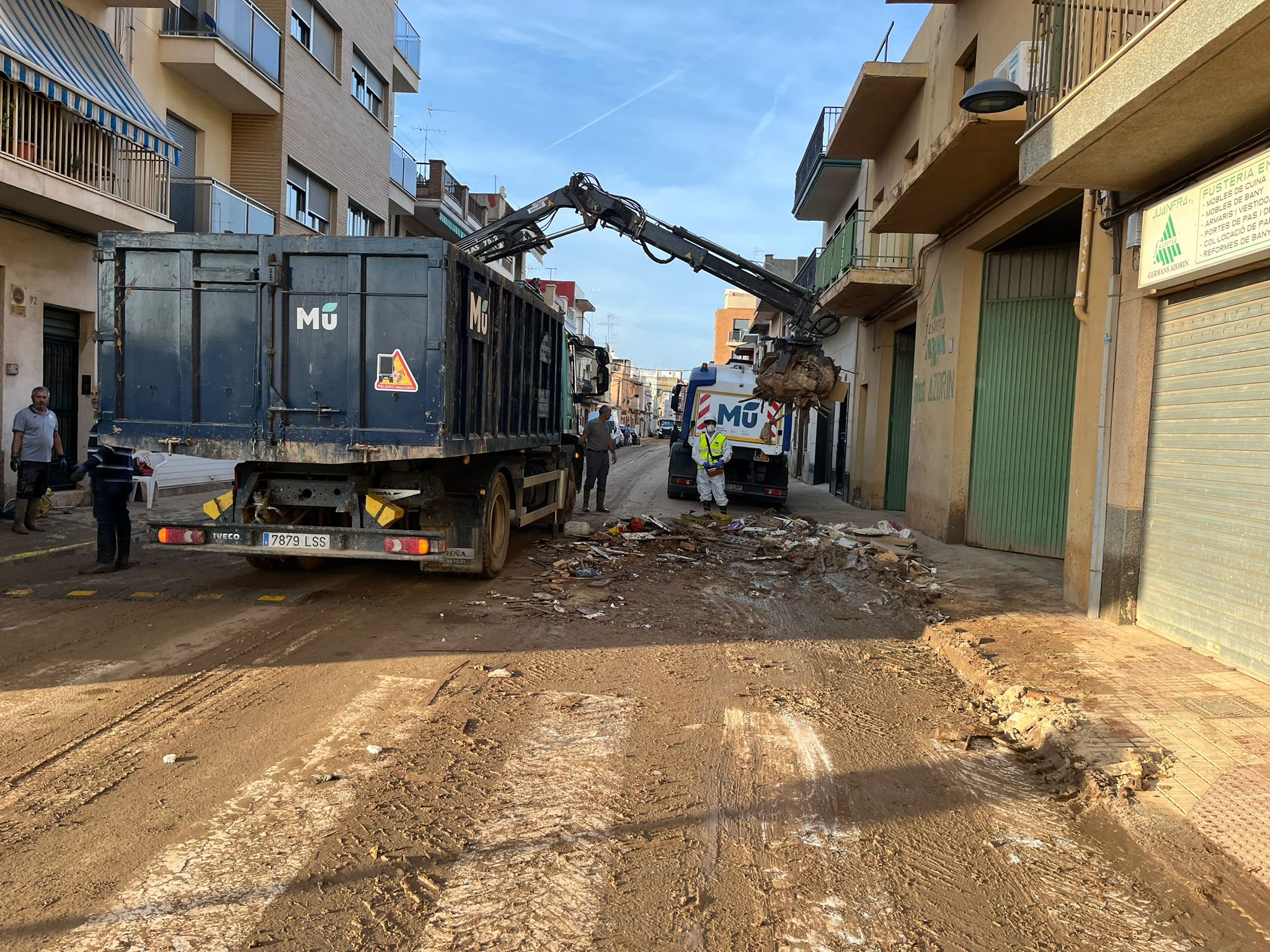 Un recorrido por Algemesí en plena labor de los voluntarios granadinos