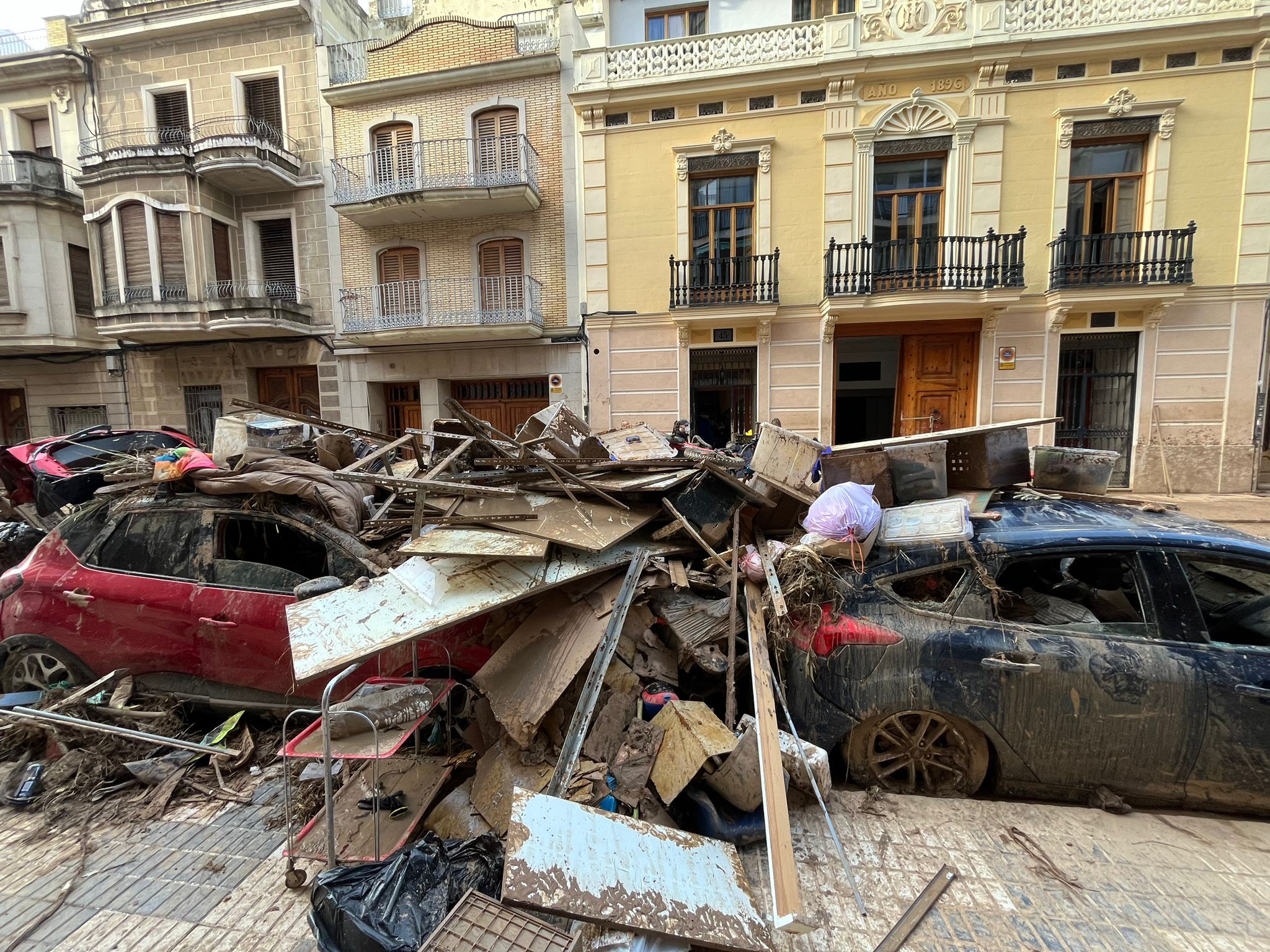 Un recorrido por Algemesí en plena labor de los voluntarios granadinos