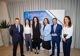 Soto, Vázquez y Crespo entre el director comercial y el director, Luis Guijarro, y el director de IDEAL, Quico Chirino, al lado de Aránzazu Martín, delegada del Gobierno.