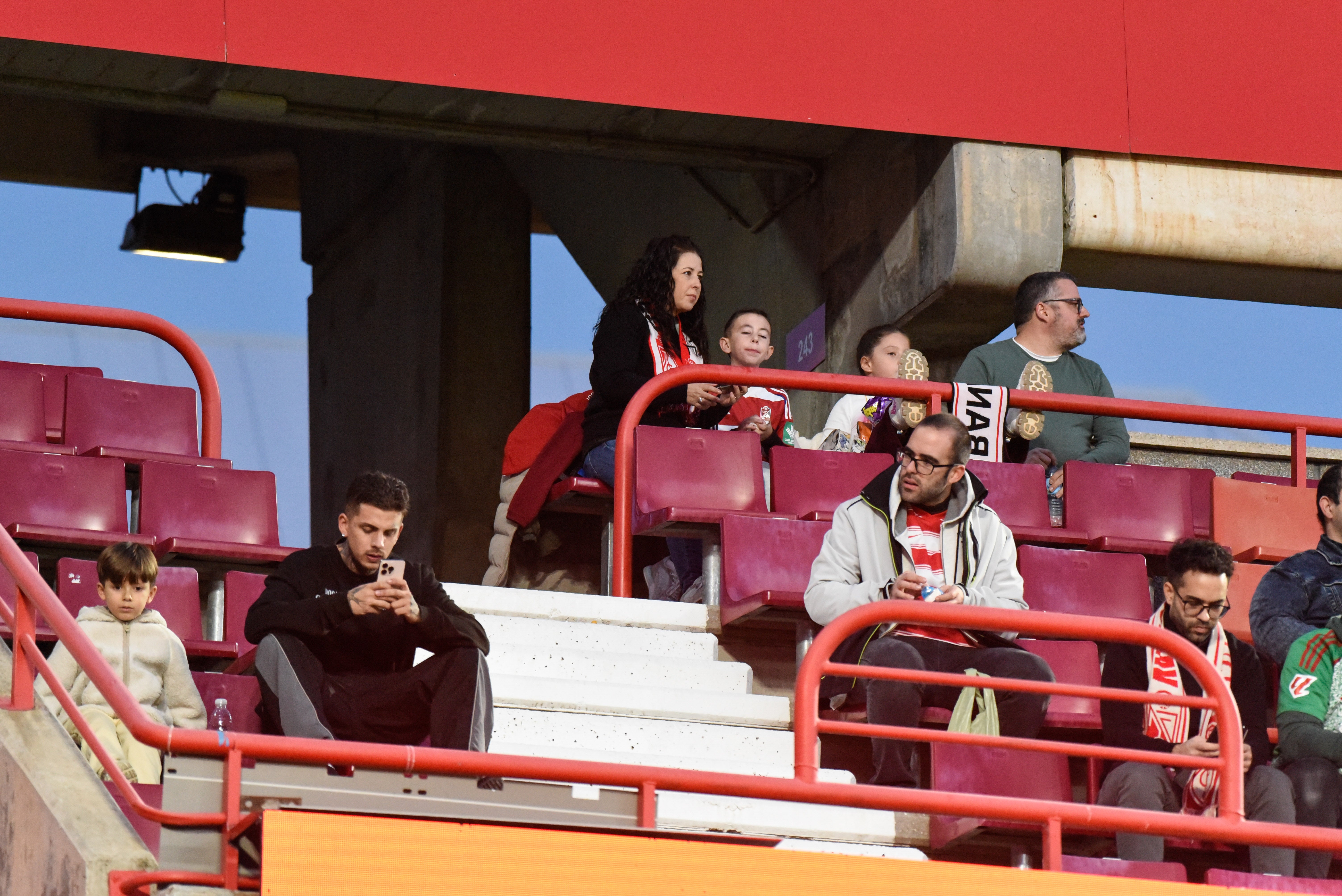 Encuéntrate en Los Cármenes en el Granada-Eldense