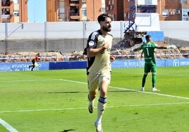 Pau Palacín después de marcarle su único gol en liga al San Fernando en Linarejos.