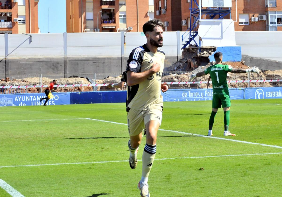 Pau Palacín después de marcarle su único gol en liga al San Fernando en Linarejos.